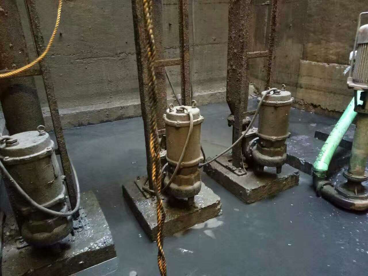 薛城污水池清理