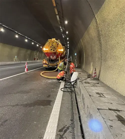 薛城隧道排水渠清淤